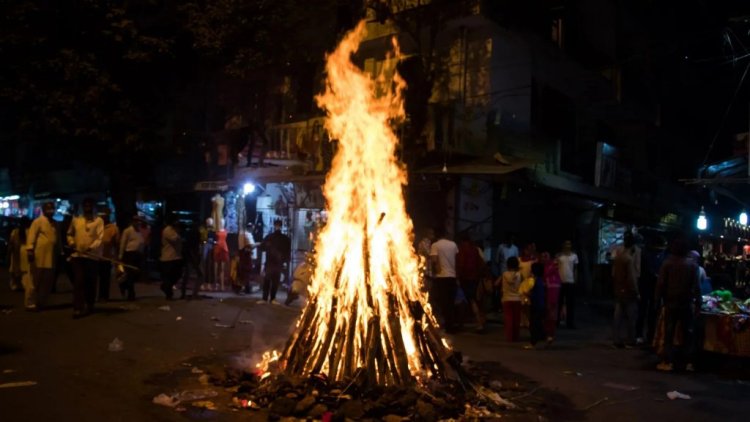 होलिका दहन की रात करें ये सिद्ध उपाय - बढेगा कारोबार और मिल सकती है नई नौकरी 