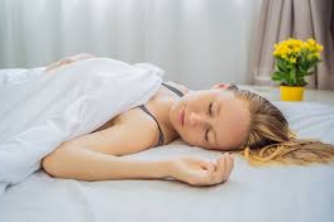 बिना तकिए के सोने के 10 जबरदस्त फायदे