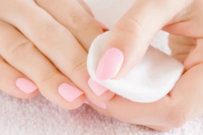 नेल पेंट रिमूवर हो गया है खत्म, इन आसान तरीकों से बनाएं होममेड नेल पेंट रिमूवर