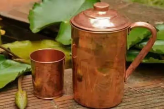 तांबे में ये चीजें नहीं है जहर से कम, जानें किन्हें पीने से करें परहेज