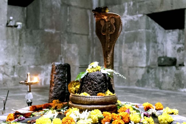 सप्ताह के सातों दिन शिवलिंग पूजन की विधि, सामग्री, लाभ और मंत्र – शिव उपासना का सम्पूर्ण रहस्य