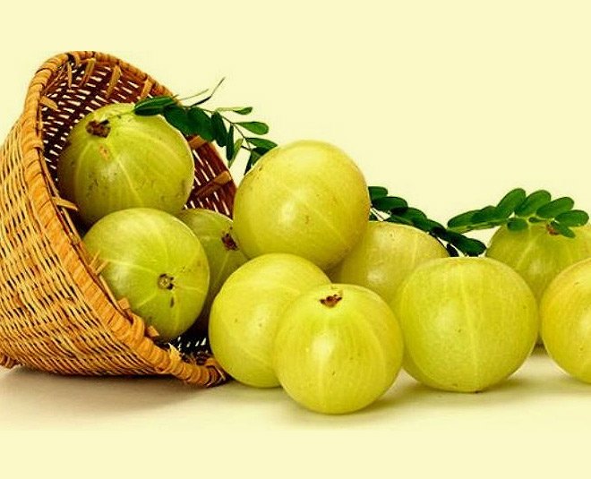 त्वचा और बालों के अलावा स्वास्थ्य के लिए भी फायदेमंद है आंवला