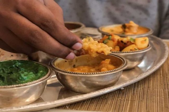 हाथ से खाने के इन वैज्ञानिक फायदों को जानकर आप रह जाएंगे हैरान