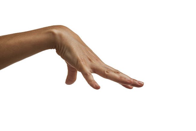 अचानक हाथों से इन 9 चीज़ों का गिरना क्यों माना जाता है अशुभ?