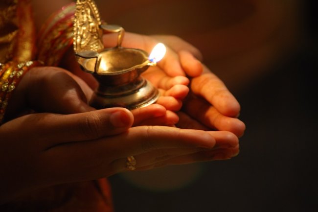 घर में रोजाना दीपक जलाने के धार्मिक और स्वास्थ्य लाभ